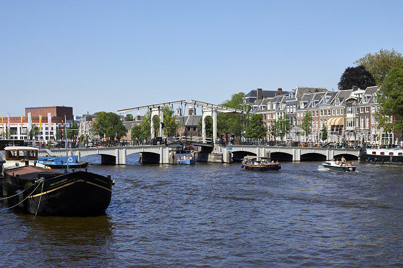 阿姆斯特尔河与Magere Brug城市桥在一个夏日的阿姆斯特丹